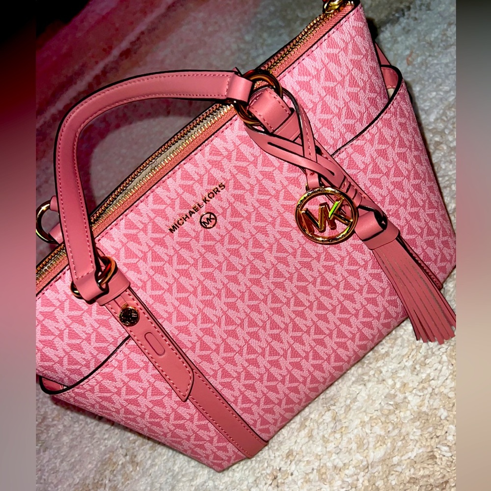 Hi! I am selling my Pink, Medium sized, almost new Michael Kors purse!!🩷